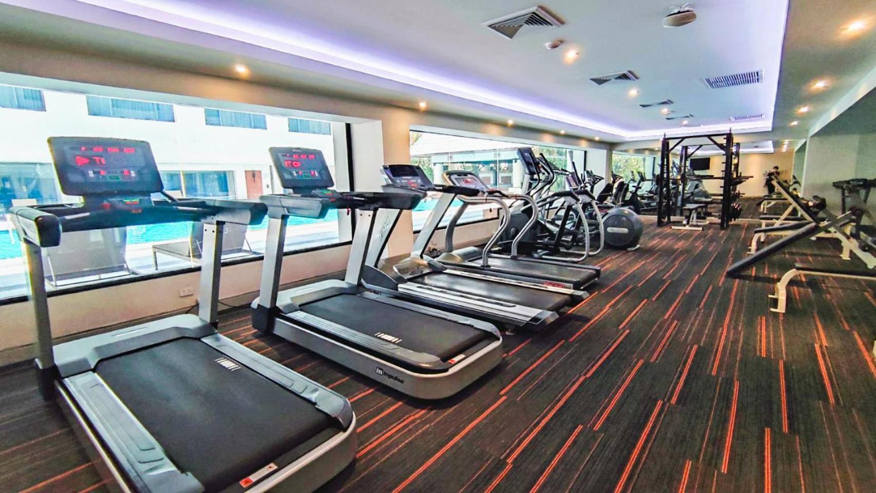 Twin Towers Hotel Bangkok Dış mekan fotoğraf A row of treadmills
