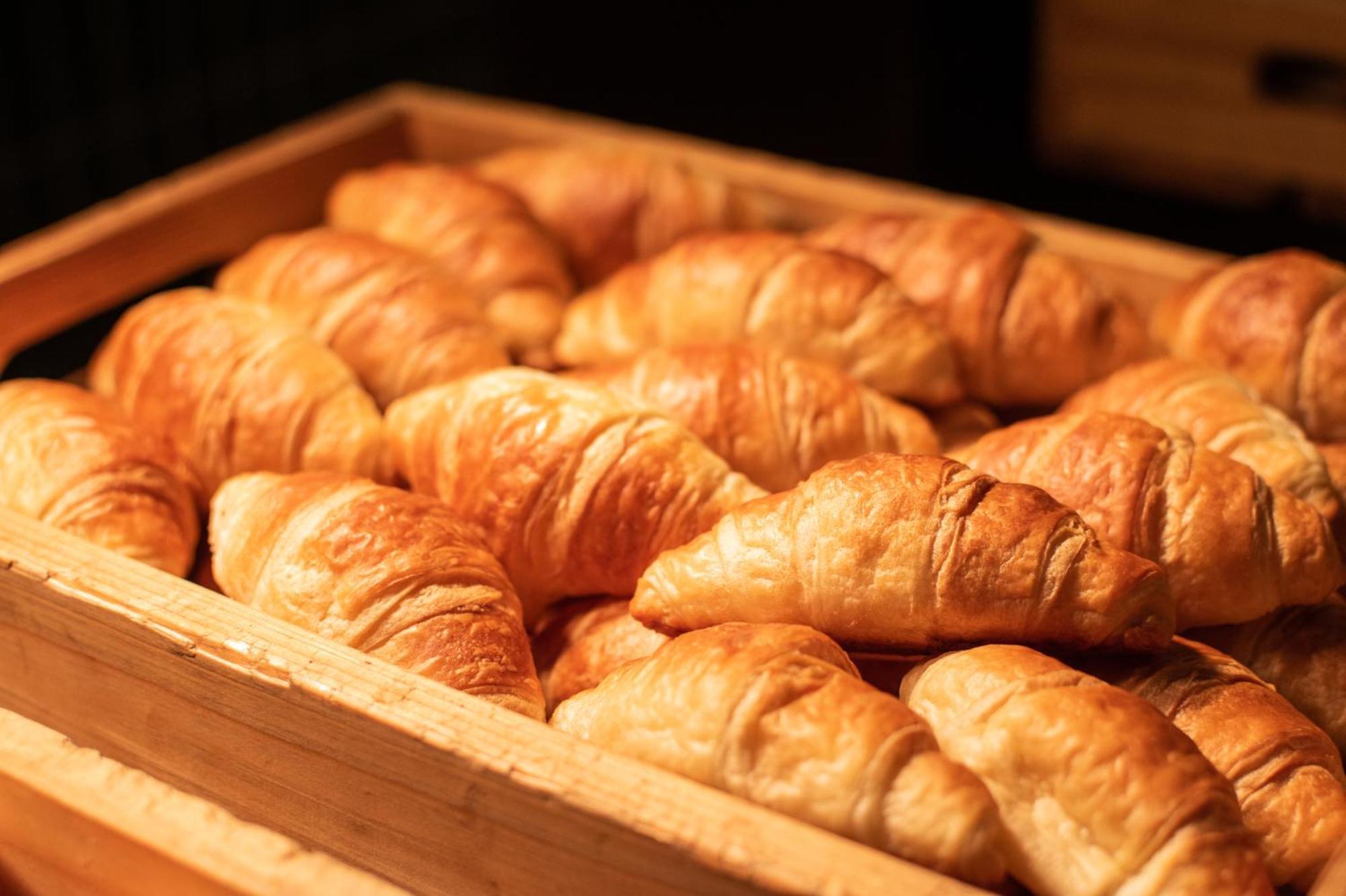 Twin Towers Hotel Bangkok Dış mekan fotoğraf Croissants