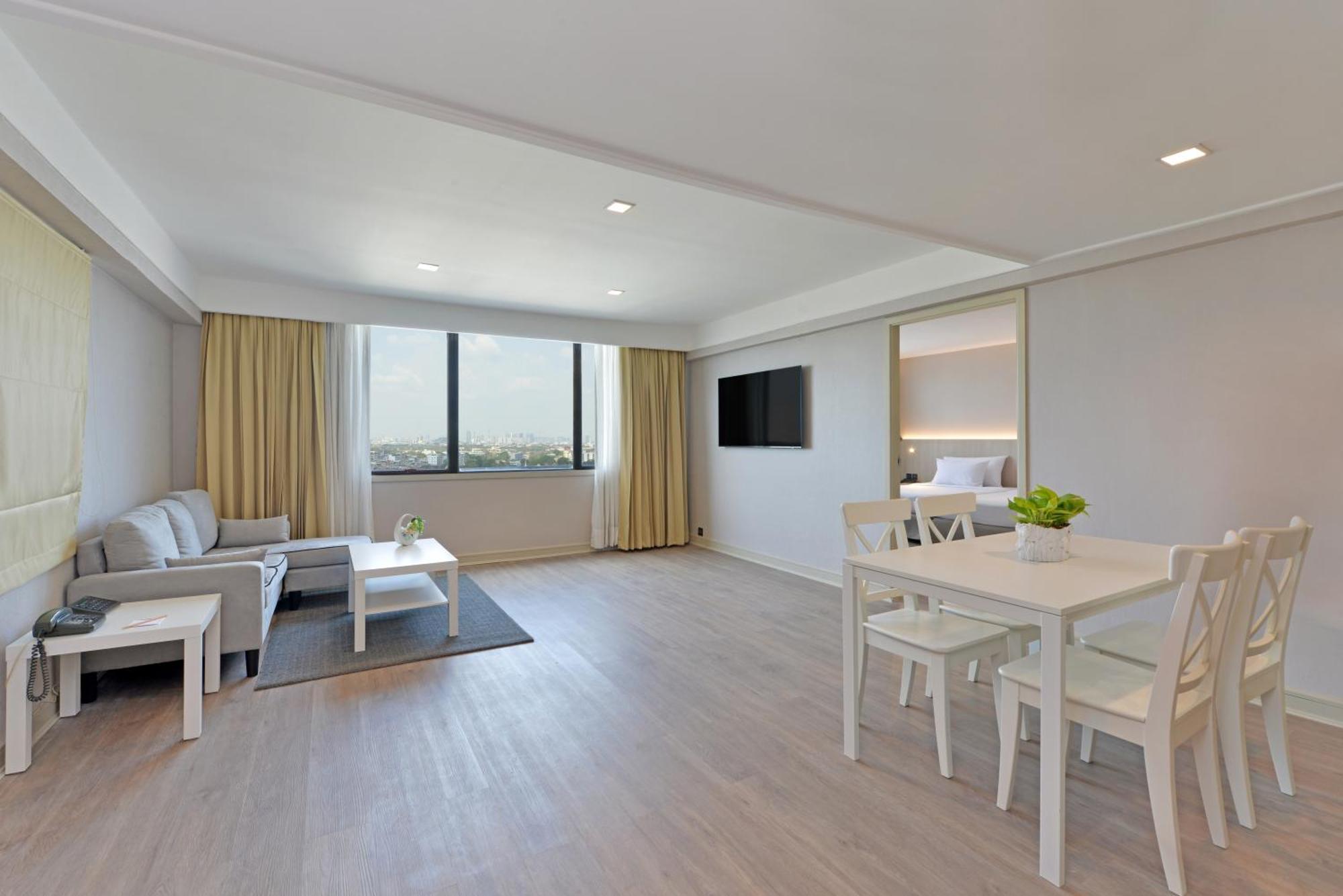 Twin Towers Hotel Bangkok Dış mekan fotoğraf A suite at the hotel