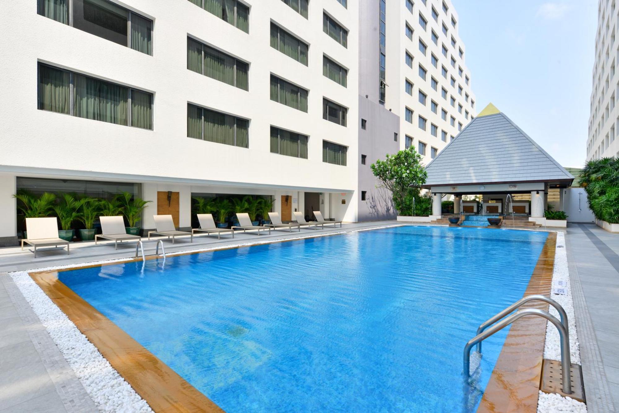Twin Towers Hotel Bangkok Dış mekan fotoğraf The pool at the hotel