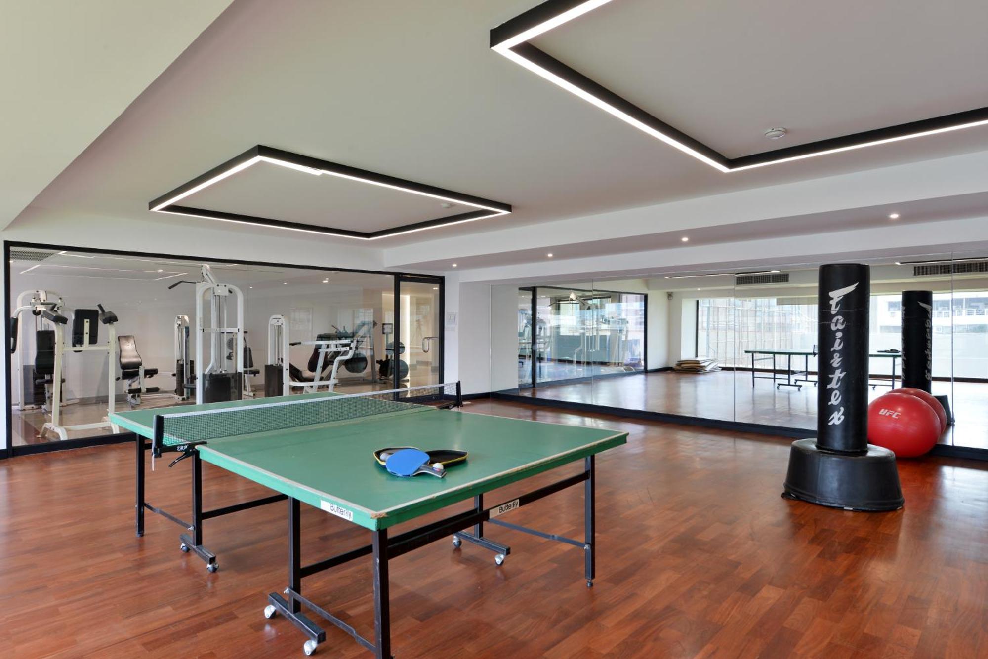 Twin Towers Hotel Bangkok Dış mekan fotoğraf The gym at the hotel